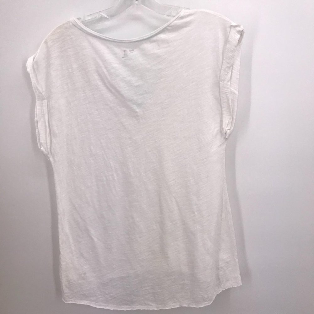 GAP WHITE VNECK SHORT SLEEVE TSHIRT‎